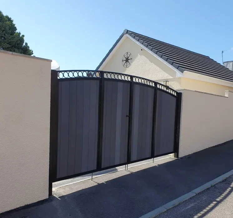 A bespoke charcoal gate built by Jason Lewis Carpentry